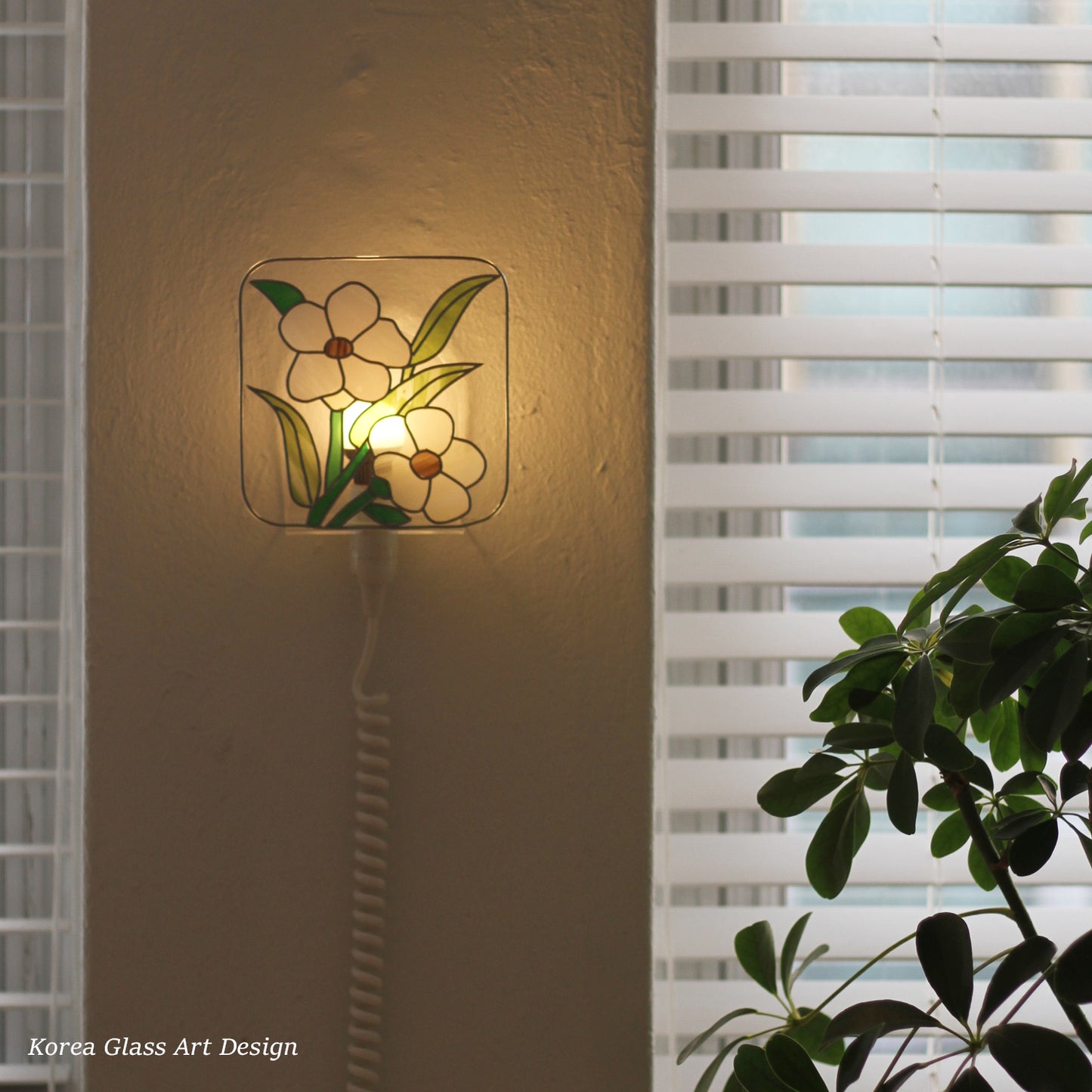 Floral KGAD lamp made at Jam Jam Studio’s Korean Glass Art Design workshop in Toronto.